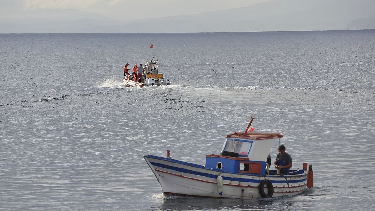 Buzos bomberos italianos trabajan en el lugar del naufragio, en Porticello, Sicilia, sur de Italia, jueves 22 de agosto de 2024. 