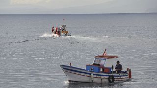 Buzos bomberos italianos trabajan en el lugar del naufragio, en Porticello, Sicilia, sur de Italia, jueves 22 de agosto de 2024. 