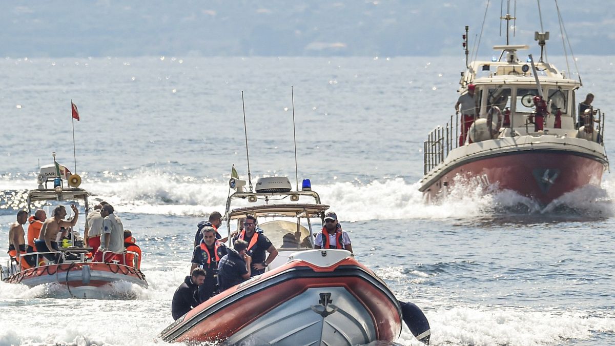 Τα μέλη των αρχών που διεξάγουν τις έρευνες στο σημείο της τραγωδίας