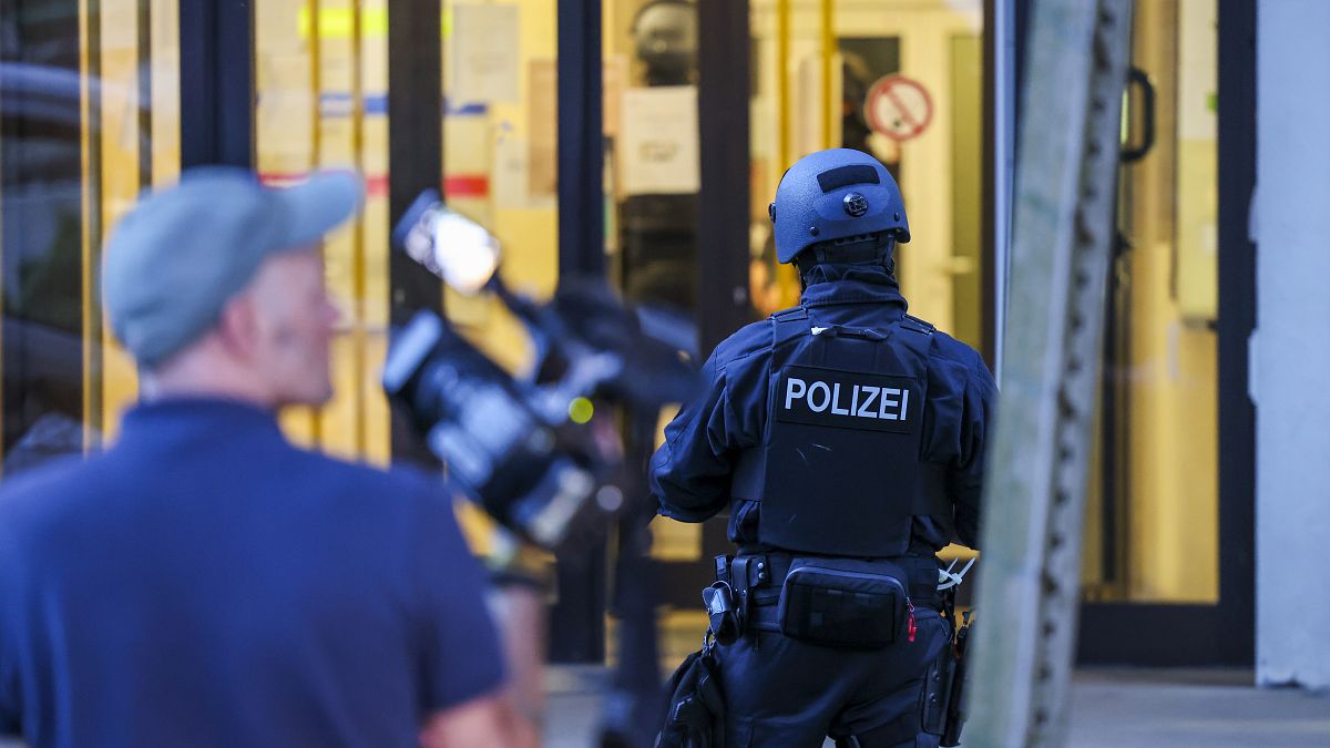 SEK-Einheiten bei einer Flüchtlingsunterkunft nach der Messerattacke in Solingen 