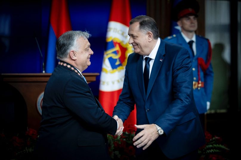 Orbán Viktor miniszterelnök átveszi a boszniai Szerb Köztársaság Érdemrendje láncon kitüntetést Milorad Dodiktól, 2024 áprilisában