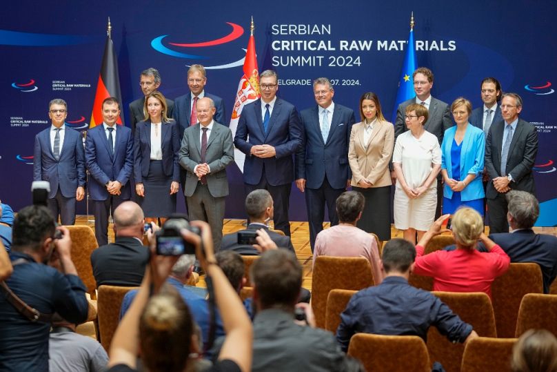 Aleksandar Vučić szerb elnök, mellette Olaf Scholz német kancellár (b) és Maroš Šefčovič, az Európai Bizottság alelnöke (j) Belgrádban, 2024. július 19-én