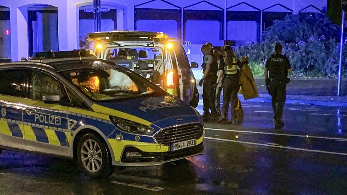 Die deutsche Polizei nimmt einen Mann fest, der verdächtigt wird, bei einem Messerangriff in Solingen drei Menschen getötet zu haben