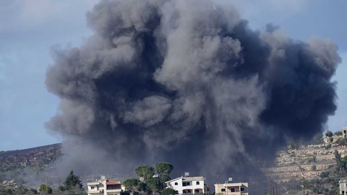 Fumo nero si leva da un attacco aereo israeliano alla periferia di Aita al-Shaab, un villaggio libanese al confine con Israele, nel sud del Libano, 21 novembre 2023