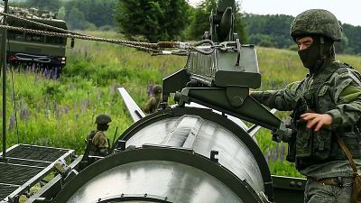 Sur cette photo diffusée par le service de presse du ministère russe de la Défense le mercredi 12 juin 2024, un soldat charge un lanceur de missiles balistiques Iskander-M