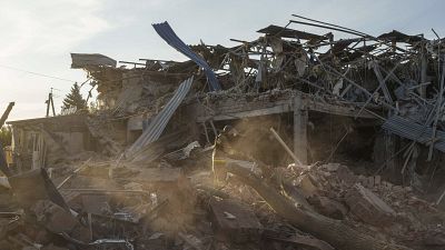 Ein Feuerwehrmann sammelt Fragmente einer Rakete nach einem russischen Angriff auf das Hotel Sapphire in Kramatorsk, Region Donezk, Ukraine, Sonntag, 25. August 2024.