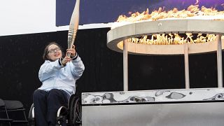 La paralímpica británica Helene Raynsford sostiene la antorcha paralímpica durante la ceremonia de encendido de la llama en Stoke Mandeville, el 24 de agosto de 2024.