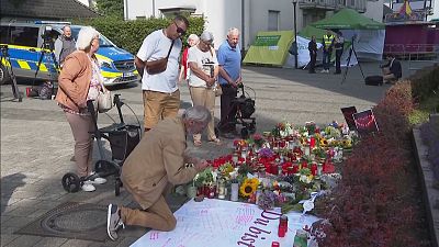 Menschen trauern in Solingen. (AP TV Screenshot)