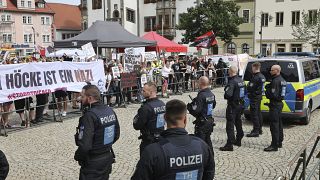 Des manifestants de gauche protestent contre le parti AfD et sont retenus par des officiers de police, à Saalfeld, Allemagne, le samedi 27 juillet 2024.