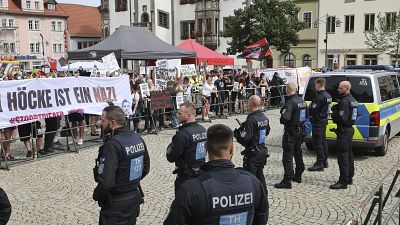 Des manifestants de gauche protestent contre le parti AfD et sont retenus par des officiers de police, à Saalfeld, Allemagne, le samedi 27 juillet 2024.