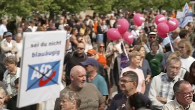 Menschen bei einer Demonstration gegen Rechts.