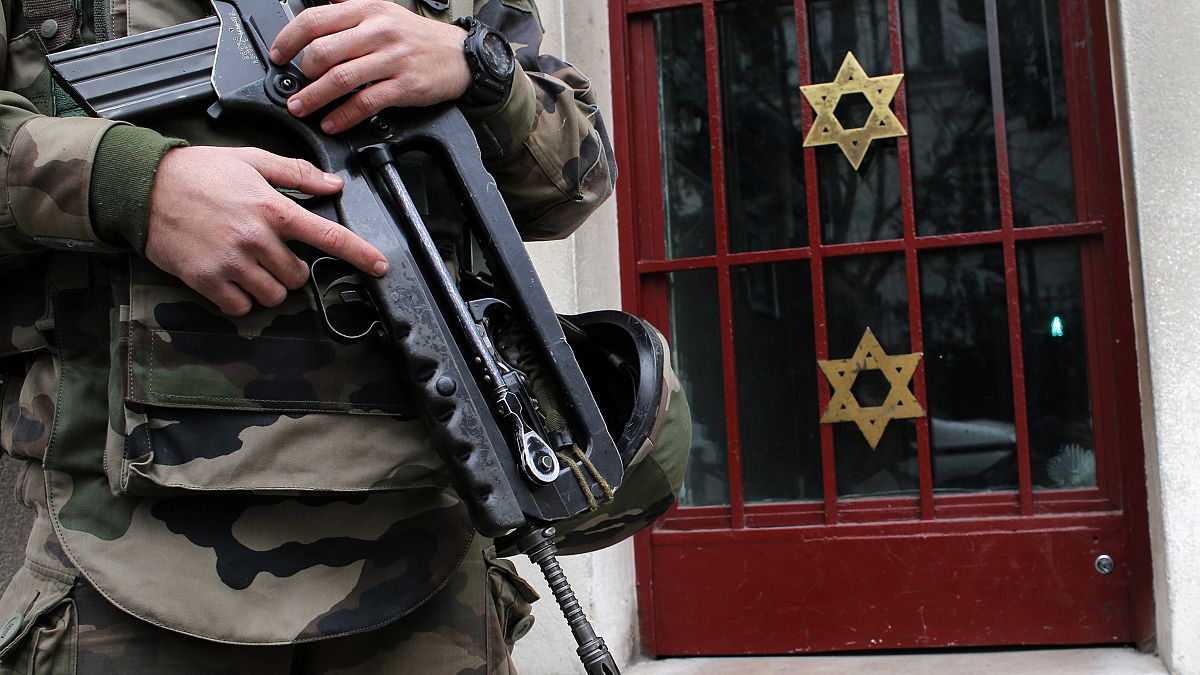 Symbolbild: Ein Soldat steht Wache vor einer Synagoge in Neuilly sur Seine, außerhalb von Paris, Frankreich, Dienstag, 13. Januar 2015.