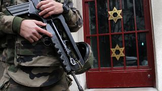 Symbolbild: Ein Soldat steht Wache vor einer Synagoge in Neuilly sur Seine, außerhalb von Paris, Frankreich, Dienstag, 13. Januar 2015.