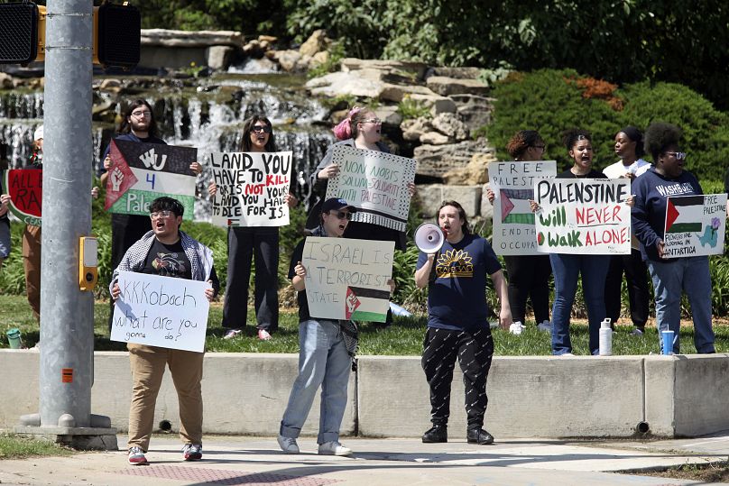 نظم حوالي 40 طالباً في جامعة واشبورن احتجاجاً يعبرون فيه عن دعمهم للفلسطينيين في غزة ويطالبون بوقف إطلاق النار في الحرب هناك، يوم الجمعة، 3 مايو 2024