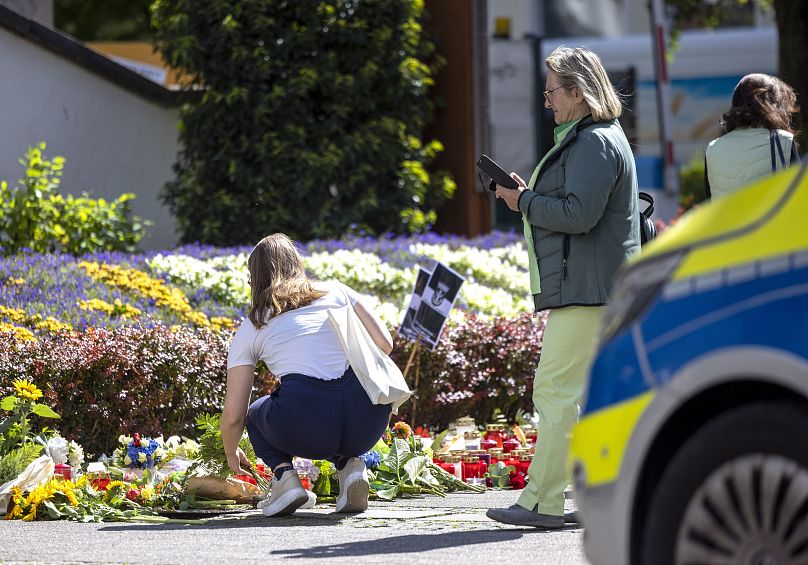 Colocación de flores y velas en Solingen, 25 de agosto de 2024.