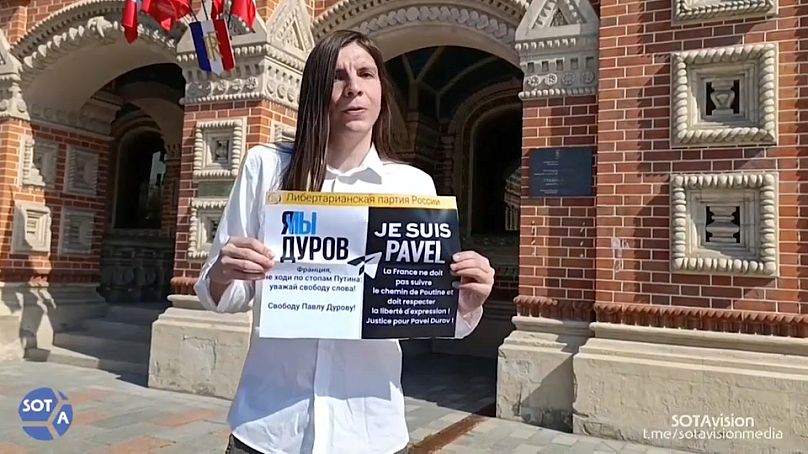 Ein-Personen-Demonstrationen vor der französischen Botschaft in Moskau, 25. August 2024.