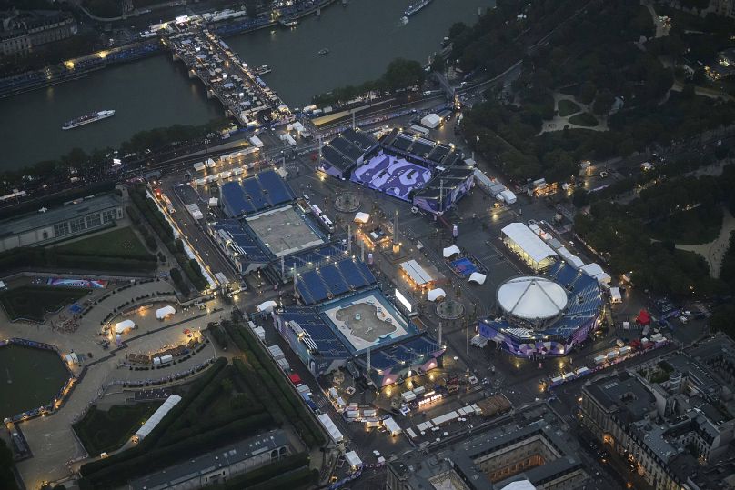 Fotografia tirada de um helicóptero mostra uma vista aérea da Place de la Concorde com o recinto olímpico em Paris, França. 26 julho 2024