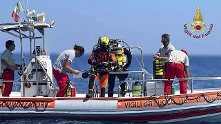 Taucher, die vor der Küste Siziliens das Wrack der Superyacht untersuchen.