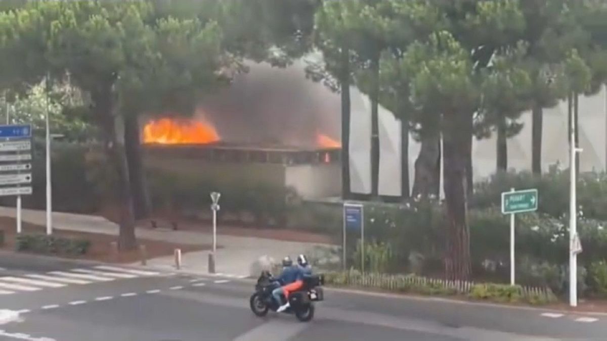 Captura de vídeo del incendio provocado por el ataque el sábado.