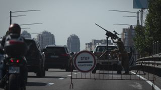 Ukrainische Soldaten bewachen den Himmel mit einem Maschinengewehr während des russischen Luftangriffs.