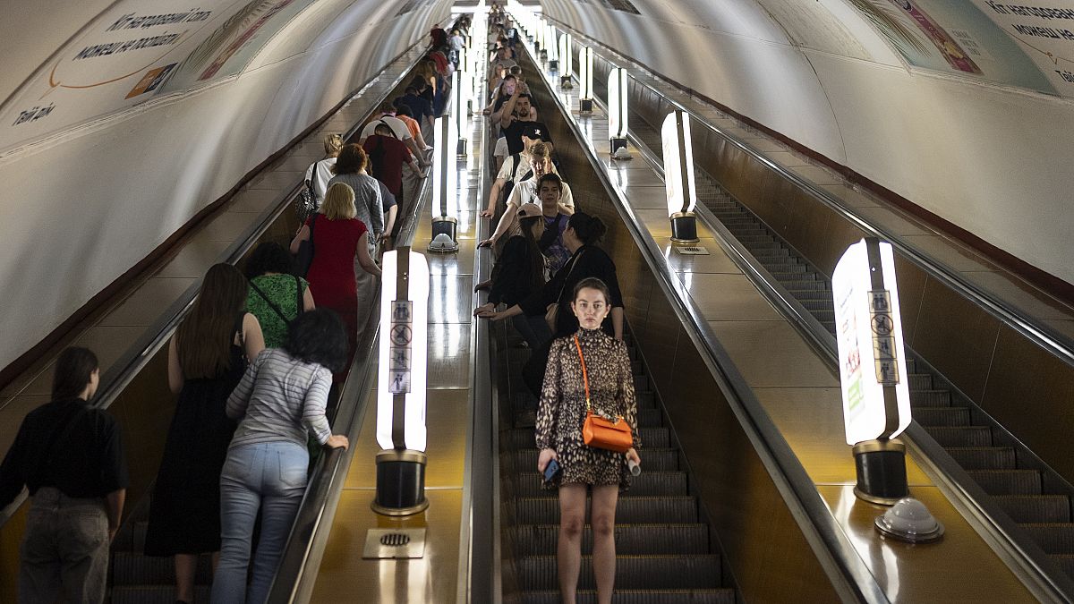 Os passageiros utilizam as escadas rolantes numa estação de metro em Kiev, na Ucrânia, quarta-feira, 5 de julho de 2023. 