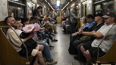 Beaucoup de stations de métro à Kyiv ont été construites à l'époque soviétique pour servir d'abris antiatomiques et donc à une très grande profondeur.