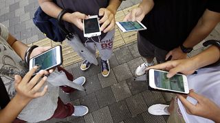 Jóvenes utilizando sus teléfonos móviles.