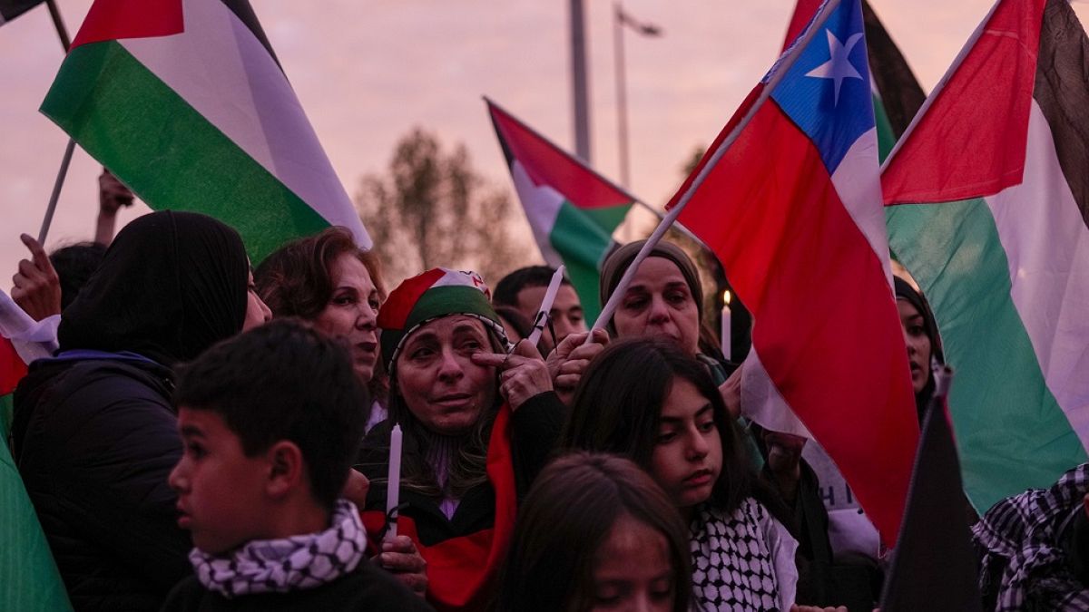 أعضاء من الجالية الفلسطينية في تشيلي يشاركون في مظاهرة لدعم الشعب الفلسطيني، أمام مبنى الأمم المتحدة في سانتياغو، تشيلي، الثلاثاء، 10 أكتوبر/تشرين الأول 2023. (أسوشيتد برس/است