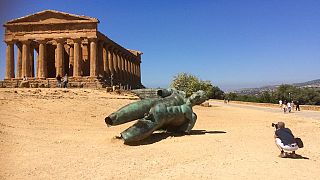 Touristen strömen zum Tal der Tempel bei Agrigento auf Sizilien