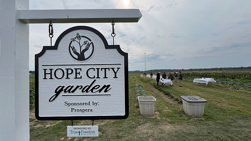 Grafton Yeniden Entegrasyon Merkezi'ndeki bir tabelada "Hope City Garden" yazıyor.