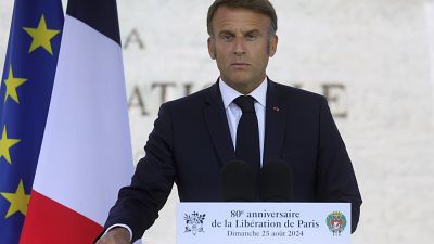 Emmanuel Macron discursa durante uma cerimónia de comemoração do 80.º aniversário da Libertação de Paris junto à Praça Denfert Rochereau em Paris, França, 25 agosto 2024