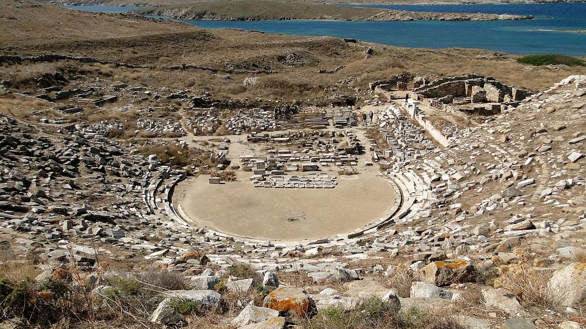 Mikonos yakınlarındaki Delos adası gibi bazı yerler, artan sel baskınları nedeniyle şimdiden yapısal hasar görmeye başladı.