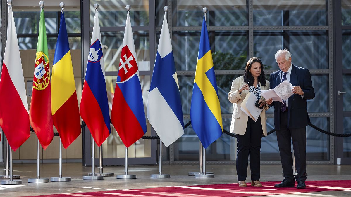 Josep Borrell lit un document à son arrivée à la réunion des ministres des Affaires étrangères de l'UE au Conseil européen de Bruxelles, le lundi 22 juillet 2024.