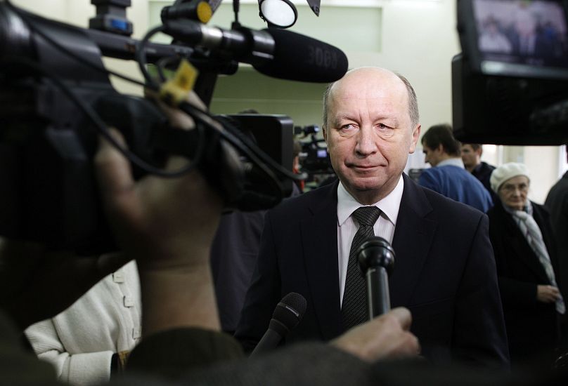 Le Premier ministre lituanien Andrius Kubilius s'adresse aux médias dans un bureau de vote à Vilnius, Lituanie, le dimanche 14 octobre 2012.