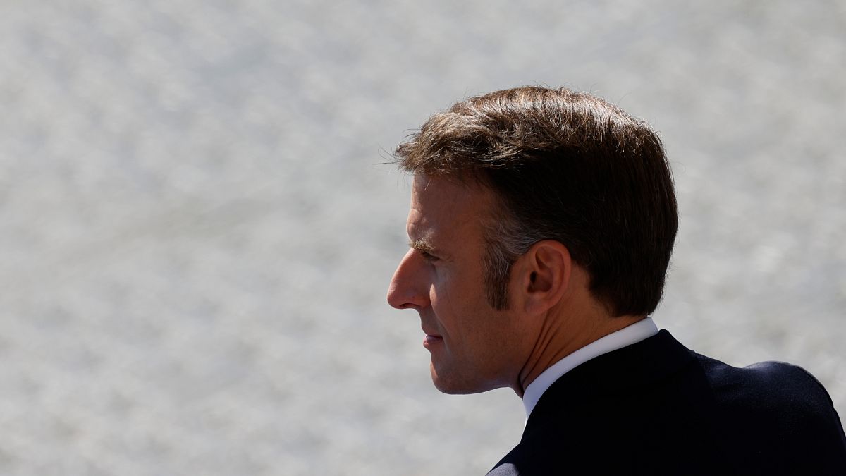 Emmanuel Macron relance un cycle de consultations en vue de la nomination d'un Premier ministre, fermant la porte à un gouvernement NFP. 