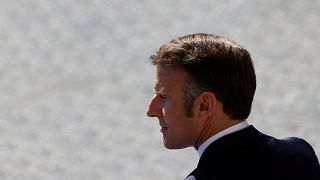 Emmanuel Macron relance un cycle de consultations en vue de la nomination d'un Premier ministre, fermant la porte à un gouvernement NFP. 