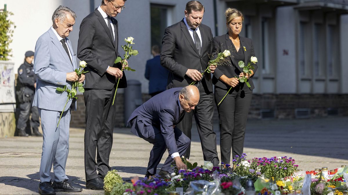 Il cancelliere tedesco Olaf Scholz deposita dei fiori in memoria delle vittime dell'attentato a Solingen di venerdì, 26 agosto 2024