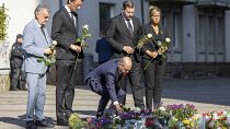 Il cancelliere tedesco Olaf Scholz deposita dei fiori in memoria delle vittime dell'attentato a Solingen di venerdì, 26 agosto 2024