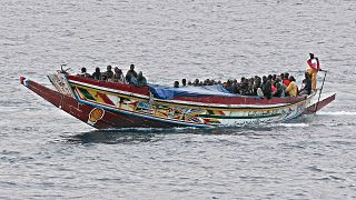 Un bateau de pêche africain transportant 79 migrants arrive à Los Cristianos, sur l'île canarienne de Tenerife, en Espagne, le vendredi 11 août 2006.