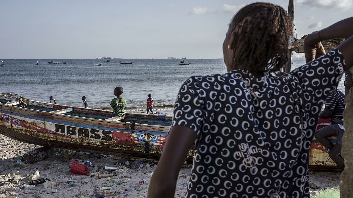 Una persona que ha intentado emigrar dos veces desde África occidental hacia España es fotografiada en Thiaroye-Sur-Mer, Senegal, el 23 de agosto de 2024.