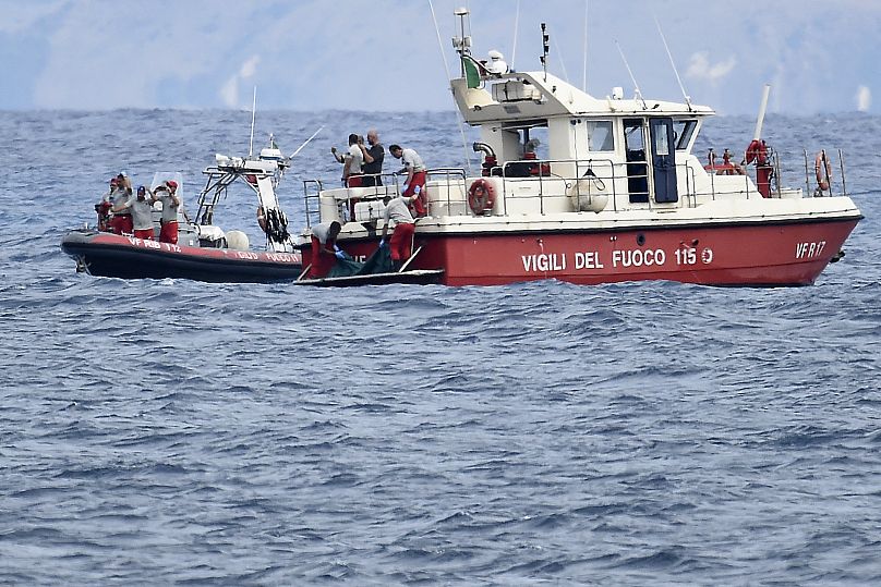 Operazioni di soccorso dei vigili del fuoco al largo delle coste di Porticello, Palermo