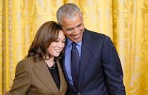 El expresidente de EE.UU., Barack Obama, abraza a Kamala Harris, candidata a la Casa Blanca, en un evento en 2022.