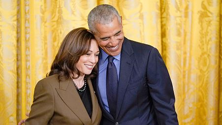 El expresidente de EE.UU., Barack Obama, abraza a Kamala Harris, candidata a la Casa Blanca, en un evento en 2022.