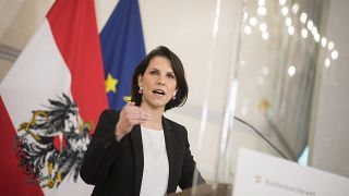 Ministra austríaca para a UE , Karoline Edtstadler numa conferência de imprensa em Viena, Áustria, domingo, 16 de janeiro de 2021.