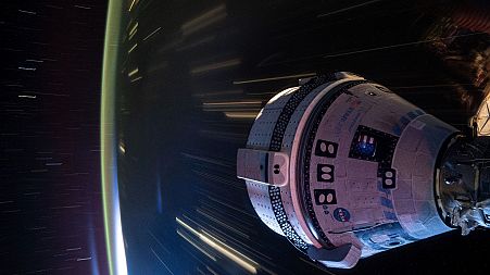 Na ovoj fotografiji s dugom ekspozicijom koju je osigurala NASA, Boeingova svemirska letjelica Starliner usidrena je na modul Harmony Međunarodne svemirske postaje 3. srpnja 2024.