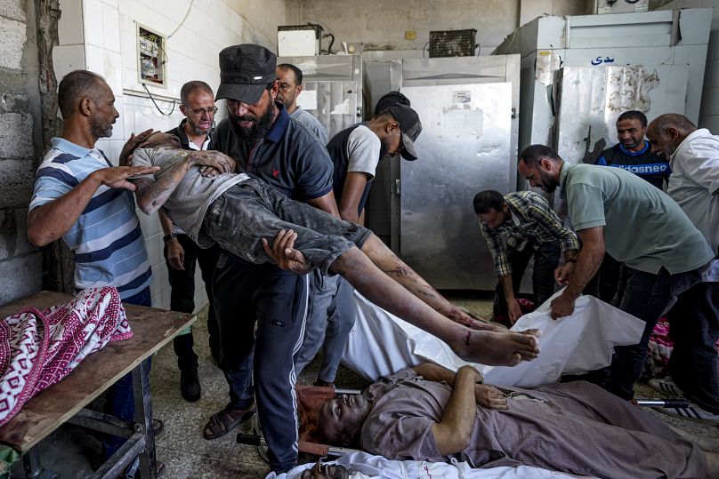 فلسطينيون في إحدى مستشفيات دير البلح في قطاع غزة