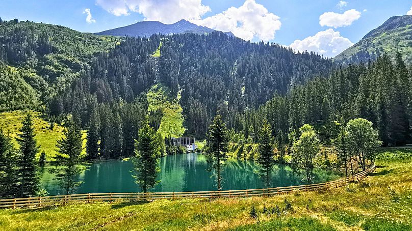 Озеро Фервальзее в Санкт-Антон-ам-Арльберг, Австрия  