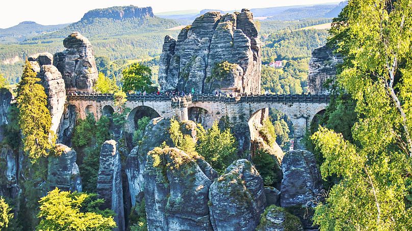 Die Basteibrücke in der Sächsischen Schweiz am rechten Ufer der Elbe in Deutschland ist von Dresden und Prag aus erreichbar.