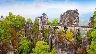 Die Basteibrücke in der Sächsischen Schweiz am rechten Ufer der Elbe in Deutschland ist von Dresden und Prag aus erreichbar.