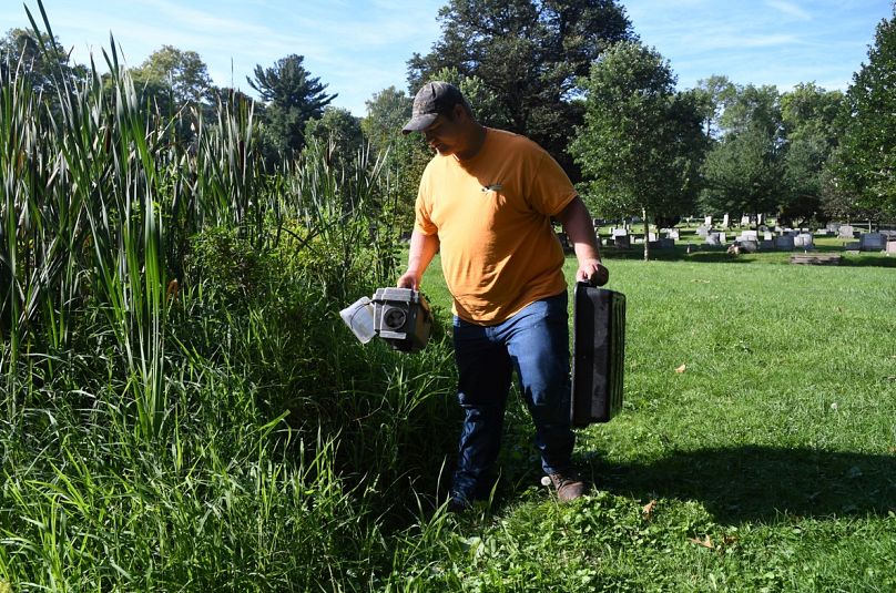 Un technicien collecte des moustiques pour tester le virus du Nil occidental en Pennsylvanie en 2023.